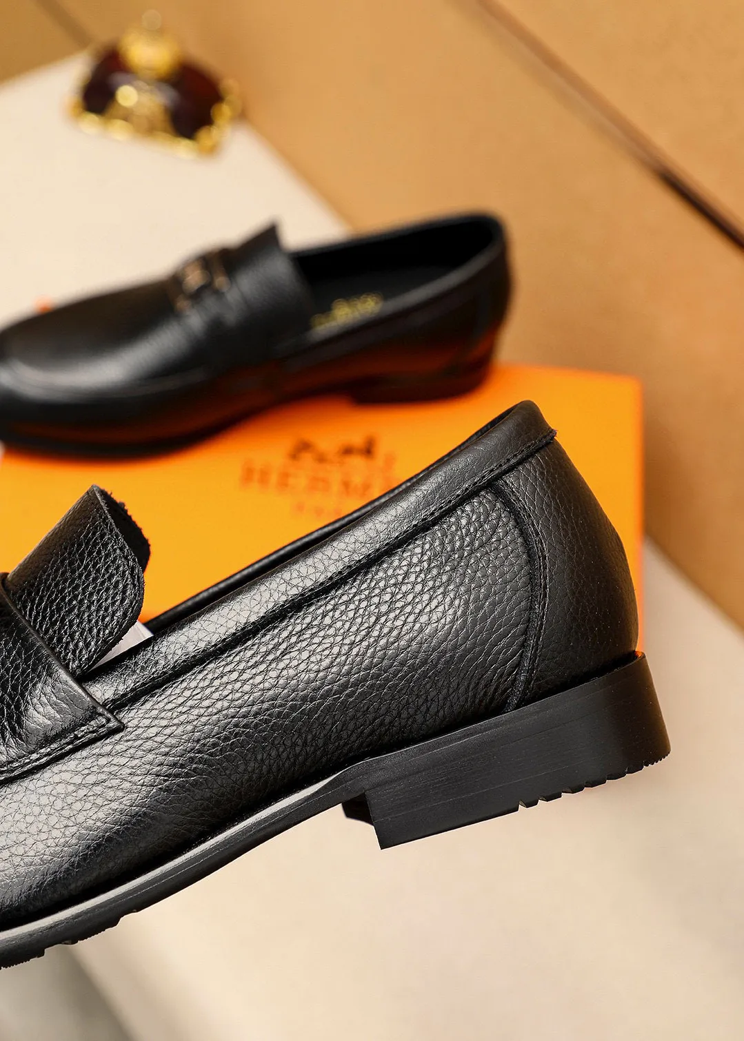Men's shoes 💰442 💐 Product trademark: HERMES "Hermès" casual leather shoes Regular size: 38-44 (45🉑️customized) Product materials: Selected imported first-layer pebbled calfskin upper + luxury hardware buckle, imported water-dyed 🐂 cowhide lining. Strong three-dimensional visual effect, combined outsole Color: 2⃣️colors available